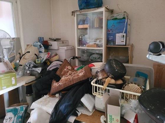 새마을문고중앙회 춘천시지부 결성한 춘천시새마을작은도서관봉사단이 대청소를 위해 지난 11일 찾았을 당시 A씨의 집 내부 모습. [사진 새마을문고중앙회 춘천시지부]