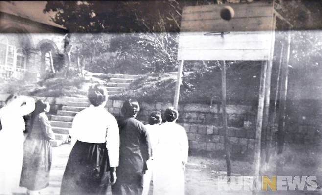 전시실에서 찾은 한양도성 성벽 흔적/ 쿠키뉴스는 이화여고 내 심슨기념관 1층 전시실의 옛 사진들 중에서 농구대 뒤로 한양도성으로 추정되는 성벽을 찾아내는 성과를 거뒀다. 신희권 교수는 “일제강점기 배재학당의 성벽사진은 발견된 적이 있지만 이화학당 내부의 성벽으로 추정되는 사진이 발견된 것은 처음”이라고 밝혔다.