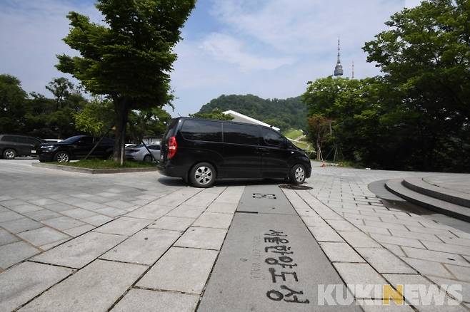 한양도성 남산구간의 흔적표시/ 서울시는 4년 여에 걸쳐 ‘한양도성 단절구간 흔적표시’ 사업을 진행했다. 건물‧주택가로 사라진 구간 내 주요 갈림길에 바닥 흔적페인팅 총 8개소 235m, 바닥동판 총 300개소에 표시했다.