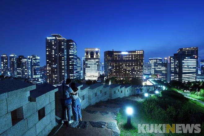 남산 초입에서 백범광장공원에 이르는 성곽 야경