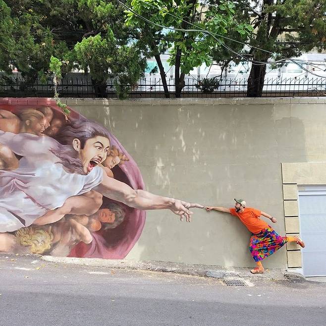 Noh Hong-chul has reported on the latest.On August 14, Noh Hong-chul posted several photos on his personal Instagram, saying, Oh!!! My house is happy, I have completed 80% of my Mural.The photo shows Noh Hong-chul, who showed a knife-tailored fashion to an orange-colored, colorful skirt.A pleasant daily life is buried in the picture, such as taking a funny picture in front of Mural, where his face is painted, or enjoying various desserts and coffee filled with three-stage trays.So, fellow entertainers such as Park Eun-ji, Lee Hae-young, Delay, Tiger JK, and Jae-a responded with interest and admiration to the comments.On the other hand, Noh Hong-chul is appearing on Kakao TV Ants Are Today and appears on Netflix entertainment Foobo and Tulbo.