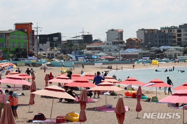 [제주=뉴시스] 양영전 기자 = 29일 제주시 이호테우해수욕장에서 피서객들이 해수욕을 즐기고 있다. 2021.07.29. 0jeoni@newsis.com