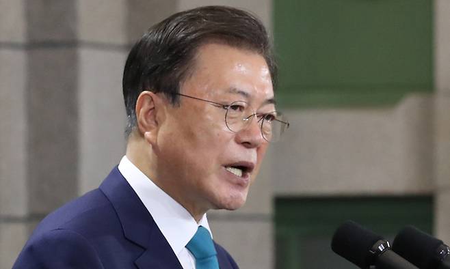 문재인 대통령이 15일 서울 중구 문화역서울284에서 열린 제76주년 광복절 경축식에서 경축사를 하고 있다. 뉴시스