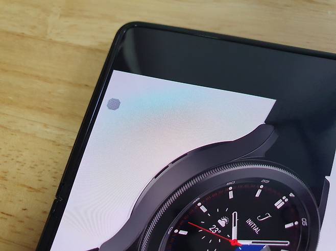 갤럭시Z폴드3에 적용된 ‘UDC’ 기술. 카메라가 디스플레이 하단에 숨겨져 있지만 자세히 보면 위치를 알 수 있다.한재희 기자 jh@seoul.co.kr