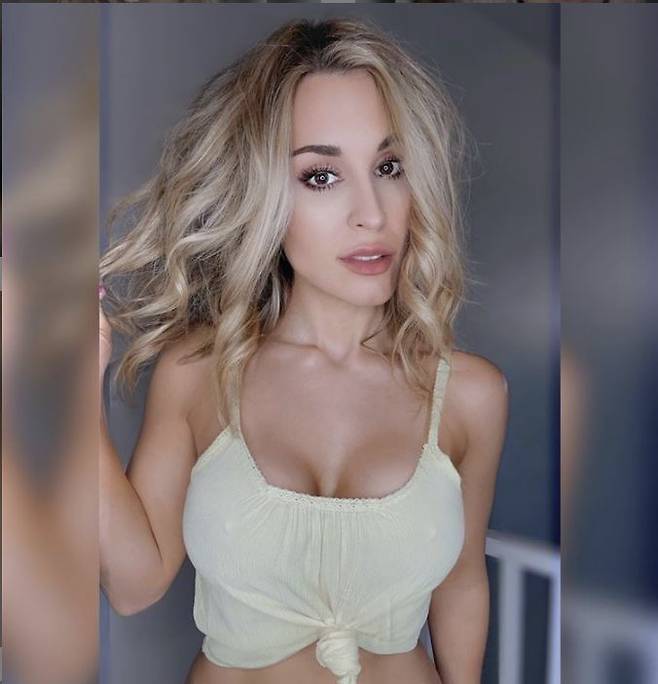 간호사로 일하던 미국 여성이 음란사이트에서 거액의 현금을 벌게 되자 병원을 그만두었다. 출처:인스타그램