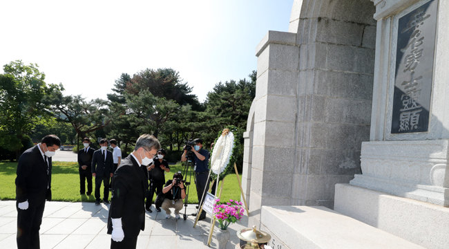 최재형 전 감사원장이 8월 5일 서울 동작구 국립서울현충원 무명용사의 묘역에 참배를 하고 있다. [동아DB]