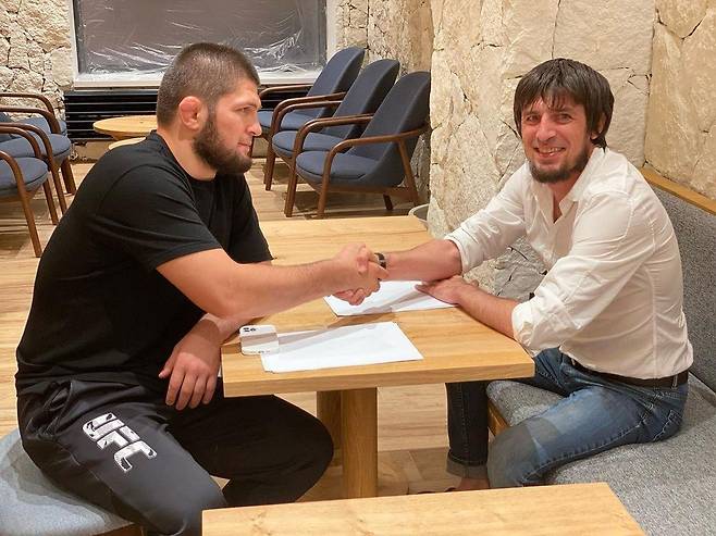 러시아 3부리그 축구팀인 레지옹 디나모와 계약하는 하빕 누르마고메도프(왼쪽)  [레지옹 디나모 인스타그램 캡처. 재판매 및 DB 금지]