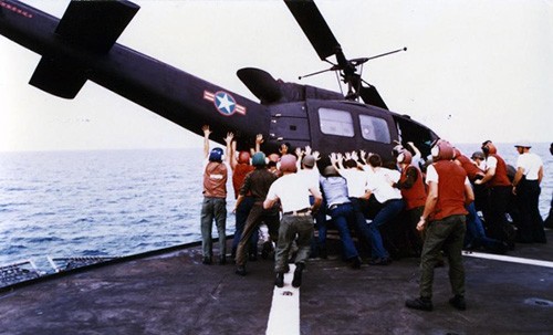 1975년 4월 29일 미해군 함정 블루리지에서 남베트남 공군 헬기를 바다에 버리는 모습. [미해군 역사문화사령부 해군박물관 홈페이지 갈무리=연합뉴스]