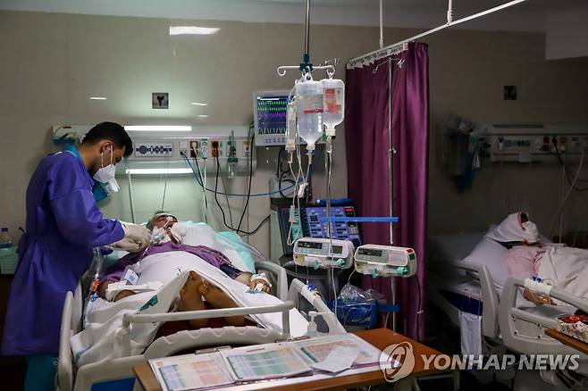 코로나19로 입원한 이란인들 [로이터=연합뉴스 자료사진]