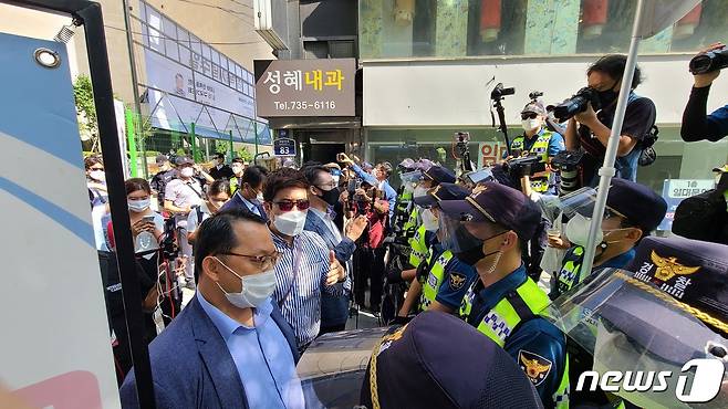 국민혁명당 측이 16일 오전 서울 종로구 새문안교회 앞에서 경찰과 대치하고 있다.© 뉴스1 이기림 기자