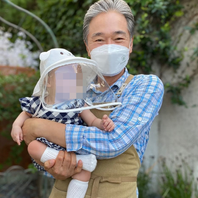 Actor Jin Bo-Seok, who became a baker boss, smiled with a grin with the world holding Granddaughter.Jeong Bo-seok said on his SNS on the 16th, Flower. Thank you for your happiness just by being. Are you enjoying the holiday?I will do my best to charge well, so lets fight this week ~ and posted several photos.In the photo, there was a picture of Jeong Bo-Seok taking a picture with Granddaughter in his arms.Jeong Bo-seok looks happy smiling as she holds Granddaughter in cute face shieldA glimpse of the happy routine of Jeong Bo-Seok, who became a grandfather at 61.Jeong Bo-seok appeared on MBC I Live Alone in March and showed affection for Granddaughter.Jeong Bo-seok, who met Lee Jang-woo, said, The big son was born in 1989, the small son was born in 1992, and the small son was born in a speeding violation, so Granddaughter was suddenly born.Then Granddaughter was born. Granddaughter made me stand up to depression.I have Granddaughter all day and it is so good. 