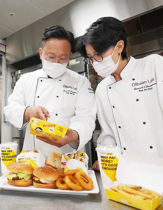 신세계푸드 R&D센터에서 신세계푸드 이재호 파트장과 배소현 파트너가 지난 6월 출시한 슈가버트 프라이의 소스와 치즈토핑을 살펴보고 있다. [사진 신세계푸드]