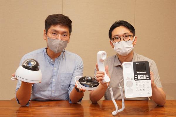 김보균 LG유플러스 SOHO사업팀장(왼쪽)과 공지훈 인터넷전화사업팀장이 U+우리가게패키지를 소개하며 LG유플러스 CCTV와 전화기를 들어 보이고 있다.  [사진 제공 = LG유플러스]