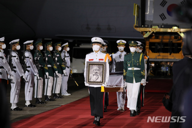 [서울=뉴시스] 전진환 기자 = 15일 오후 특별기를 통해 서울공항에 도착한 홍범도 장군의 유해 하기후 운구행렬이 이어지고 있다.  2021.08.15. amin2@newsis.com