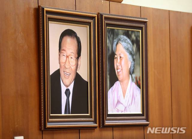 [서울=뉴시스]홍효식 기자 = 고(故) 정주영 현대그룹 명예회장의 20주기 추모제사가 열린 20일 오후 공개된 서울 종로구 청운동 정 명예회장의 옛 자택을 공개했다. 자택에는 정주영 명예회장과 변중석 여사의 영정이 함께 걸려 있다. (공동취재사진) 2021.03.20. photo@newsis.com 2021.3.20