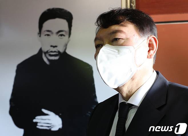 국민의힘 대권주자인 윤석열 전 검찰총장이 광복절인 15일 오전 서울 용산구 효창공원 내 독립운동가 7위 영정을 모신 의열사를 찾아 예를 올린 뒤 이종래 효창원7위선열기념사업회 회장으로부터 안중근 의사에 대한 설명을 듣고 있다. 2021.8.15/뉴스1 © News1 국회사진취재단