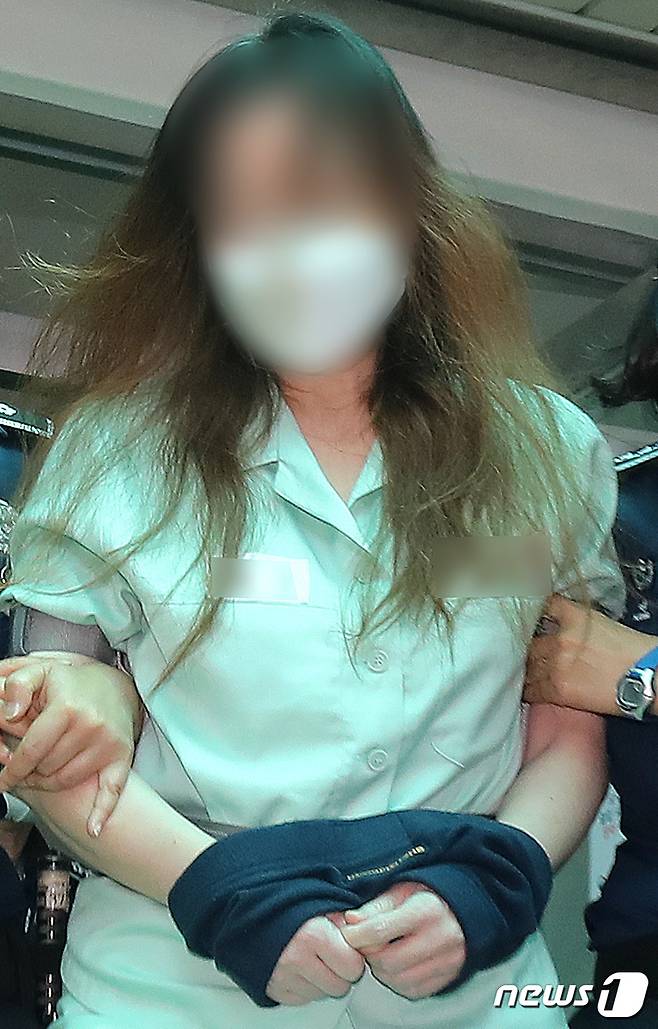 17일 오후 대구지방법원 김천지원에서 열린 경북 구미 3세 여아 사망사건 1심 선고 공판에서 징역 8년형을 선고받은 '친모' A씨가 법원을 떠나고 있다. 2021.8.17/뉴스1 © News1 공정식 기자