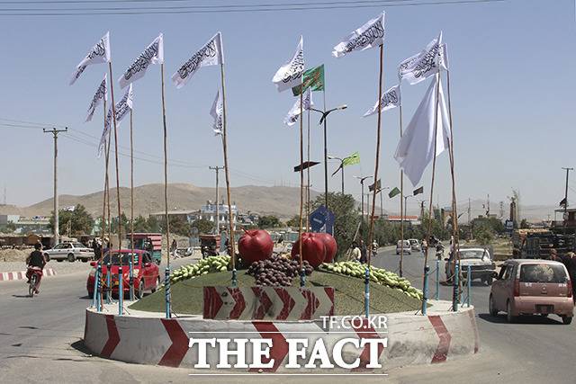 14일(현지시간) 아프가니스탄 수도 카불 남서부에 위치한 가즈니에 탈레반 기가 걸려 있다. /카불=AP.뉴시스