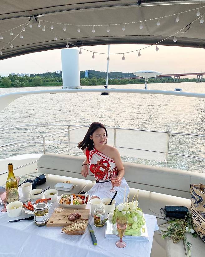 뷰티사업가 고영하 대표가 한쪽 어깨만 노출한 원숄더 수영복 느낌에 치마를 입은 모습. /고영하 제공