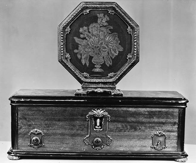 데이비드 사노프의 아이디어에서 시작돼 1920년대 미 RCA가 개발·판매한 라디오 수신기‘라디올라’초기 제품. 켜고 끄는 스위치, 볼륨과 주파수 조절 노브만 달린 디자인은 이후 대량생산된 라디오의 표준으로 자리 잡았다. /게티이미지코리아