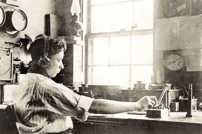 미국 매사추세츠주 동쪽 바다 난터켓섬의 전신 사무소에서 전신을 보내고 있는 젊은 시절의 데이비드 사노프. 러시아 민스크 태생의 유대인 이민자였던 사노프는 아버지를 일찍 여읜 뒤 고학하며 가족을 부양하다, 전보 배달부를 거쳐 독학으로 모스 부호를 익혀 17세에 무선 전신 기사가 됐다. 1912년 4월 타이태닉호 침몰 사고 때 뉴욕의 해안 전신소에서 SOS 메시지를 받아 전파하며 생중계하듯 침몰 소식을 전하며 이름을 알리기 시작한 그는 1921년엔 권투 헤비급 세계 타이틀전의 인류 최초 라디오 중계를 성사시키는 등 무선 전자 기기 회사 RCA와 방송사 NBC의 회장을 지내며 20세기 중반 거대한 미디어 제국을 지배한 라디오와 텔레비전의 아버지가 됐다. /게티이미지코리아