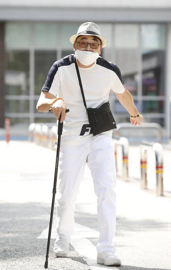 16일 이봉주 선수는 한손에 짚은 지팡이에 의지해 발걸음을 옮겼다. 뉴스1