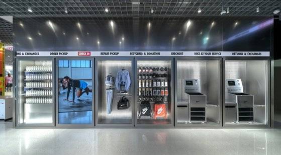 나이키 서울 매장의 '그랩앤고' 공간. 필요한 스포츠 장비를 골라 직접 셀프 체크아웃할 수 있다. 운동 후 마시기 좋은 건강음료도 판다. 생각날 때 바로 운동을 실천에 옮길 수 있게 하자는 아이디어에서 만든 공간이다. 사진 나이키코리아