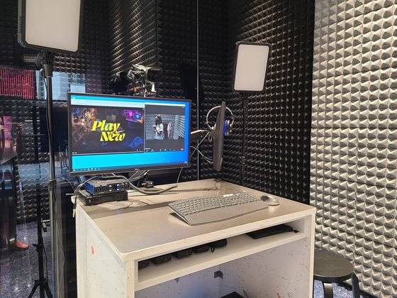 실시간 라이브 방송을 통해 나이키 직원들과 소통하는 '브로드캐스트 부스'. 온라인 구매 시 제품의 모양과 사이즈, 소재 등에 대한 상담, 전문가의 강의 등을 들을 수 있다. 이소아 기자