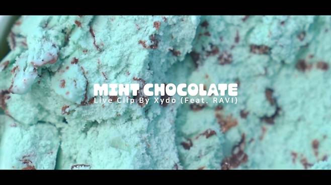 민트초코에 영감 받아 만들어진 노래도 나왔다. 시도&라비 민트초코 라이브 클립 캡처