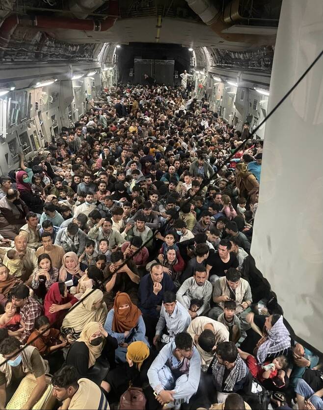 - 지난 15일(현지시간) 아프가니스탄 수도 카불 국제공항에서 아프간 민간인 640명을 태운 미 공군 수송기 C-17 내부 모습.