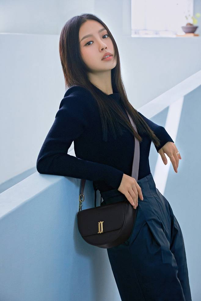 Actor Go Min-si heralded the approaching autumn.On the 17th, the first commercial photo of the 21FW season with Go Min-si and handbag brand was released.Go Min-si in the advertisement photo boasts a distinctive deep-seated look, modern styling, matching with various color handbags, and a charming charm.In particular, he adds a casual atmosphere with a mini saddle bag with black costumes and wide straps, or a beautiful leather skirt with a yellow bag to show lively charm.This 21FW advertisement captures the everyday look of women living in modern times through the alluring and ruthless atmosphere unique to Go Min-si, said a fashion industry source. If women are worried about the everyday look of the upcoming Autumn season in the morning evening, I hope to refer to the advertisement photos of Go Min-si.