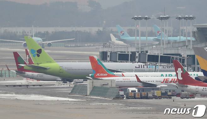 인천국제공항 전망대에서 바라본 저비용항공사(LCC) 여객기들 2021.1.10/뉴스1 © News1 이성철 기자