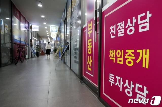 정부의 부동산 중개보수 개편안의 윤곽이 드러났다. 중개보수는 10억원 아파트 매매 거래 시 현행 최대 900만원에서 400만~500만원 수준으로 절반 가까이 내릴 전망이다. 국토교통부가 지난 16일 공개한 부동산 중개보수 및 중개서비스 발전방안 연구용역 결과에 따르면 1안은 거래금액(매매 기준) 2억~12억원의 상한 요율을 0.4%로 통일하고 12억원 이상을 현행 0.9%에서 0.7%로 낮추는 게 특징이며, 2~3안은 현재 체계를 수용해 업계 혼란을 최소화하는 동시에 고가구간을 세분화해 중개보수 급증 현상을 완화했다는 게 특징이다. 정부는 17일 온라인 토론회를 통해 의견 수렴 후 최종안을 확정할 예정이다.

사진은 17일 서울 강동구의 한 부동산 중개업소. 2021.8.17/뉴스1 (서울=뉴스1)