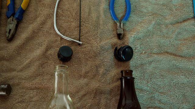 니퍼, 펜치, 실톱 등 공구를 이용해 플라스틱 뚜껑을 제거해봤다. 청정원의 굴소스(사진 왼쪽)는 니퍼로 뚜껑을 자르는 과정에서 병목까지 함께 파손됐다. 실톱으로 뚜껑을 도려내긴 했지만, 깨진 병은 분리배출할 수 없다. 오른쪽은 백설 참기름병이다. 현유리 PD