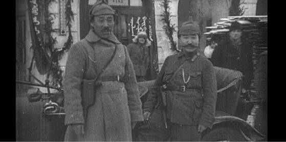 1922년 1월 러시아 모스크바에서 열린 원동민족혁명단체대표회 개막식에 참석한 홍범도 장군(왼쪽)과 최진동 장군. [사진 독립기념관)