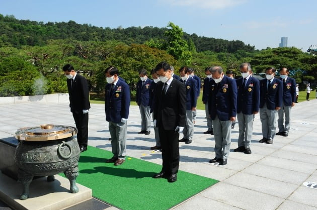 대한민국재향군인회 회장단 및 간부들이 제66회 현충일을 앞두고 지난 6월 4일 서울 동작동 국립서울현충원을 찾아 현충탑에 참배하고 있다./ 대한민국재향군인회 제공