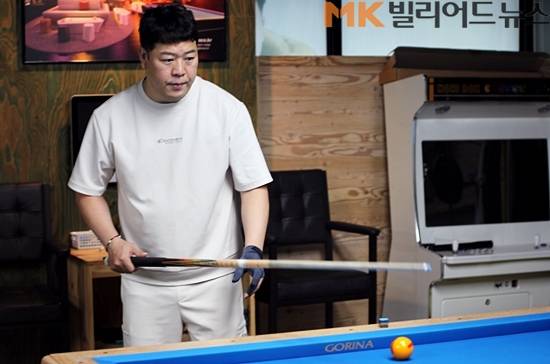 강동궁이 자신의 약점 중 하나인 "멀리있는 빗겨치기"를 연습하고 있다.