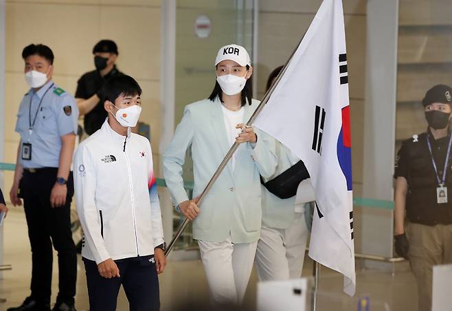 한국 여자배구 대표 김연경은 2020도쿄올림픽의 모든 일정을 마친 후 10일 자신의 인스타그램에 소회를 밝혔다. 사진은 지난 9일 인천국제공항에서 열린 2020도쿄올림픽 대한민국 선수단 환영 행사에 앞서 태극기를 들고 입장하고 있는 김연경. /사진=뉴스1