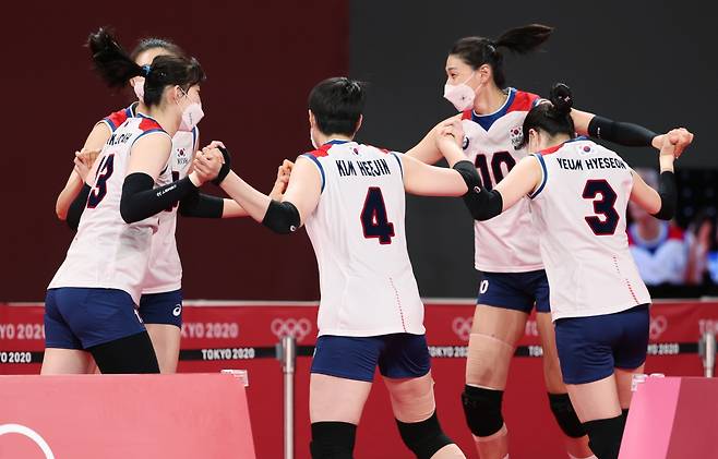 한국 배구대표팀의 8강 상대는 터키로 정해졌다. 사진은 지난 2일 오전 일본 도쿄 아리아케 아레나에서 열린 2020도쿄올림픽 여자 배구 조별리그 A조 5차전 한국과 세르비아의 경기에서 대한민국이 득점을 획득하자 기뻐하고 있고 있는 한국 선수들. /사진=뉴스1