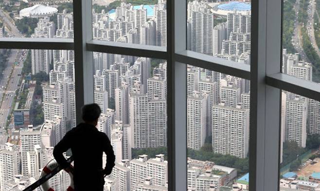 18일 오전 서울 송파구 롯데월드타워 전망대 서울스카이에서 바라본 서울 아파트 단지 모습. 연합뉴스