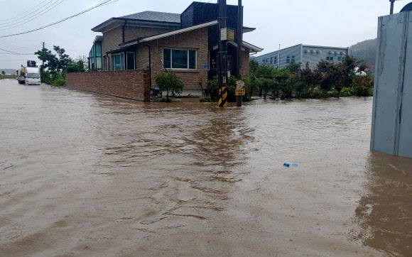 많은 비로 침수된 강릉 도심 도로 - 18일 오전 호우경보가 발효 중인 강원 강릉 도심의 도로가 많은 비로 침수돼 있다. 강원지방기상청은 이날 강원 동해안과 산지를 중심으로 시간당 30∼50㎜ 내외의 매우 강한 비가 내릴 것으로 예보했다. 2021.8.18 연합뉴스