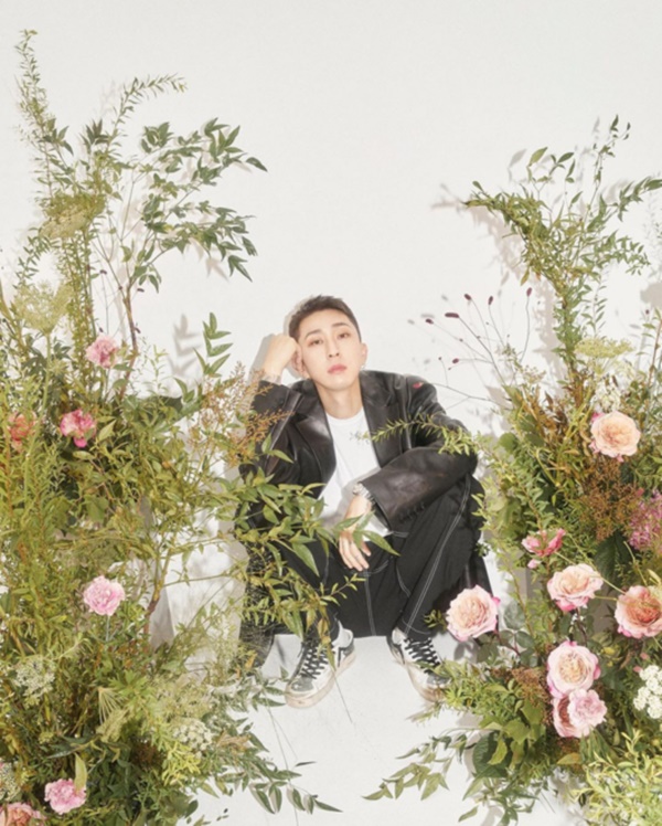 Rapper Sleepy, who is about to be 8 years younger and GFriend and marriage, has released a wedding photo.Sleepy posted a picture on his Instagram on the 18th, with an article entitled [single] Sleepy photo release.In the photo, Sleepy in a suit was caught among the flowers in full bloom.Especially Sleepy has attracted attention because he has a fascinating look and emits charisma.Earlier, Sleepy reported on the marriage with his 8-year-old on the 19th of last month.At the time, he said through Instagram, The marriage ceremony is scheduled for October, and my spouse is a non-entertainer, so I will quietly take a cautious time and try to get a new start in life.