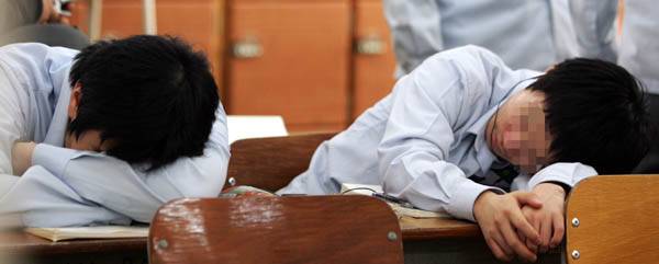서울의 한 고등학교 교실에서 학생들이 엎드려 잠을 자고 있다. / 경향신문 자료사진
