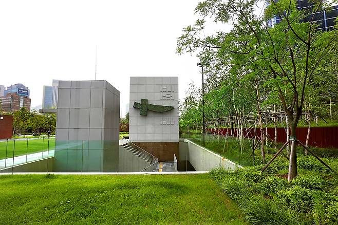 서소문공원에서 박물관으로 내려가는 계단 입구에서 조완희 작가의 조각품인 '서소문 밖 연대기'를 볼 수 있다. 신유박해(1801), 기해박해(1839), 병인박해(1866)가 일어난 연도와 작은 십자가들로 이뤄진 칼의 형상을 통해 역사의 흐름을 상징적으로 표현했다. [사진/조보희 기자]