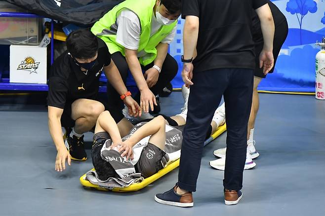 부상 당한 OK금융그룹 세터 권준형 [한국배구연맹 제공. 재판매 및 DB금지]