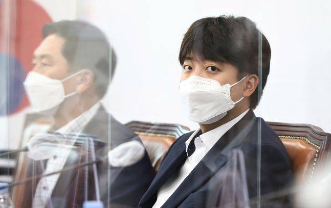 국민의힘 이준석 대표가 19일 오전 국회에서 열린 최고위원회의에 참석해자리하고 있다.ⓒ데일리안 박항구 기자