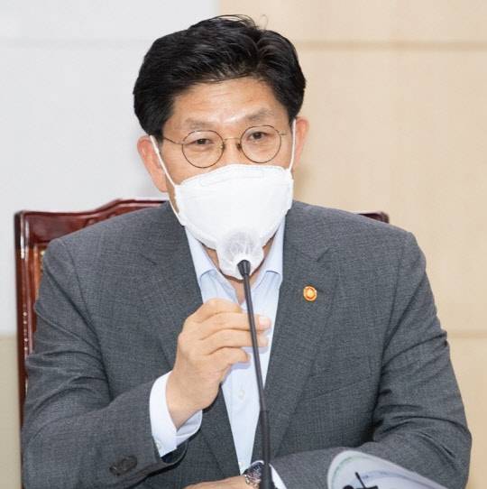 노형욱(사진) 국토부 장관이 지난 9일 오후 정부세종청사에서 열린 산하 공공기관장 간담회에서 공공기관 투명성 제고 방안 등을 논의하고 있다. <연합뉴스>