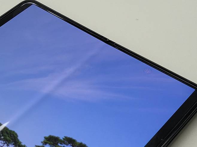 갤럭시Z 폴드3 내부 화면에 배치된 UDC 방식 전면 카메라.