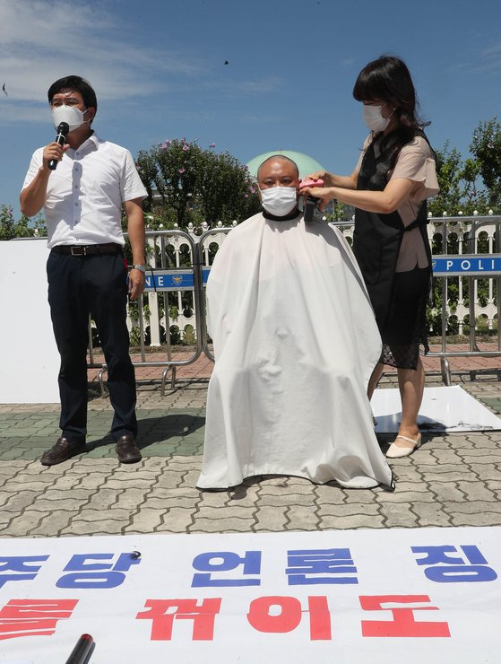 허성권 KBS노조위원장이 19일 서울 여의도 국회 정문앞에서 열린 언론중재법 철폐투쟁 범국민 공동투쟁 위원회 결성식에서 삭발을 하고 있다. 연합뉴스