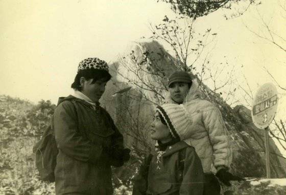1970년대 북한산 깔딱고개에서 인수봉을 배경으로 포즈를 취한 등산객들. 하루재는 깔딱고개 능선과 영봉을 가로지른다. [사진 김원식]